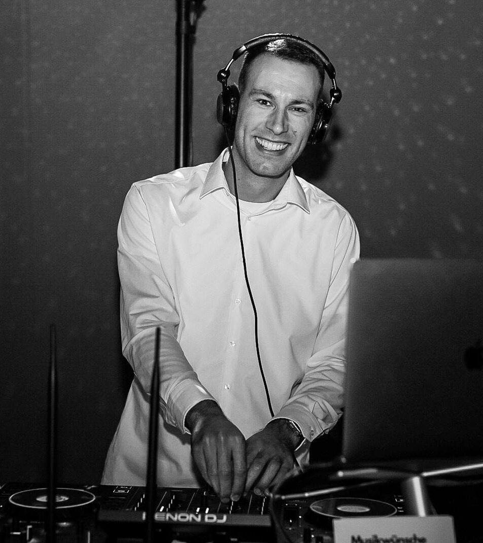 Josef Lübke als DJ am Mischpult